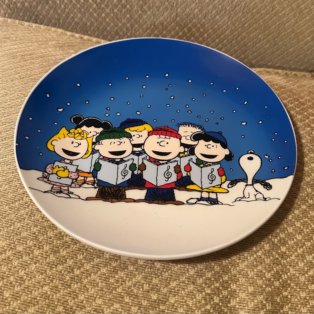 Snoopy and  the PEANUTS Gang Singing Collector PLATE 2019